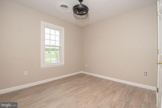 Building Photo - 25992 Old Valley Pike