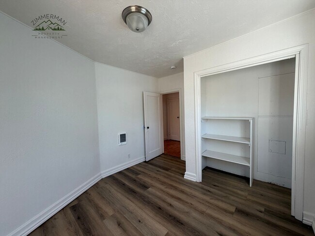 Building Photo - 460 S 41st St