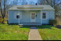Building Photo - 2 bedroom / 1 bathroom home with a nice ba...