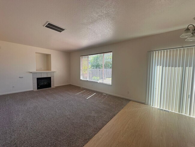 Building Photo - West Eugene 4 Bedroom Treasure