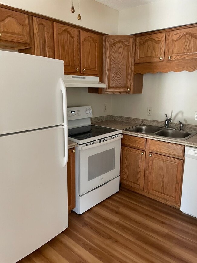 Building Photo - 1 Bedroom, 1 Bathroom Townhouse in LeClaire, IA