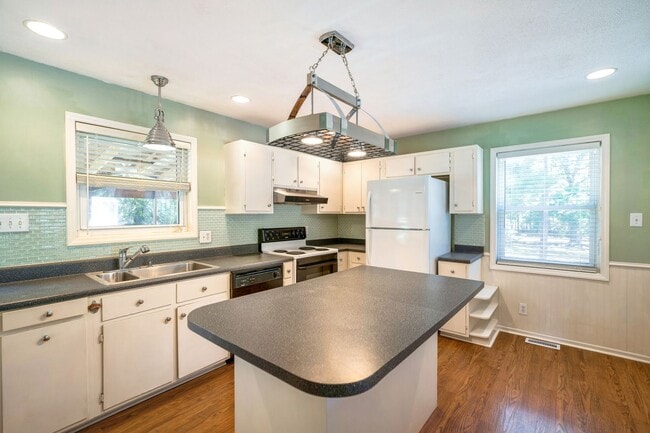 Building Photo - Charming 3-bed/2 bath home with large yard, screened deck located minutes from Brier Creek!