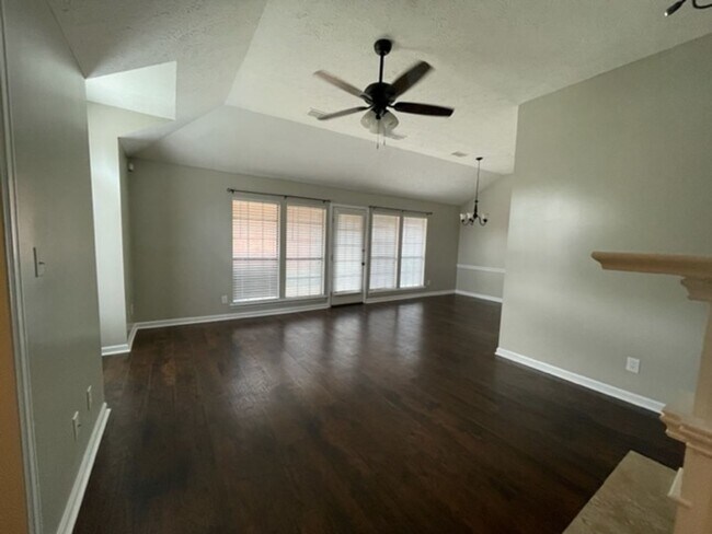 Building Photo - 1604 Queen Elizabeth Ct