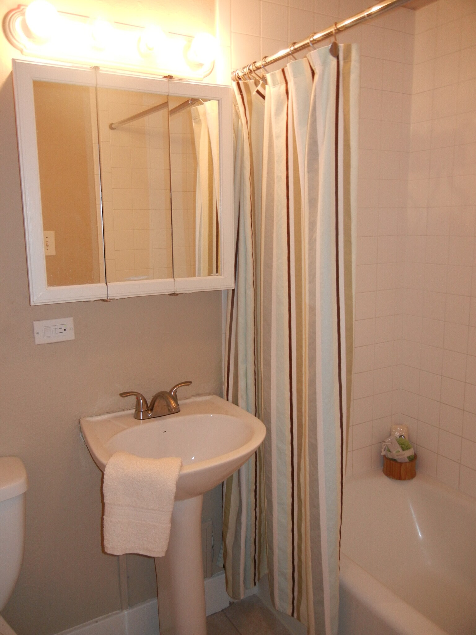 Bathroom. - 1400 Julian St