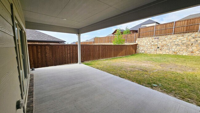 Building Photo - Spacious Ventana Home with all appliances!