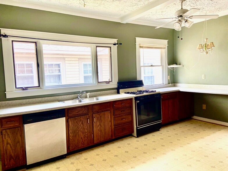 Building Photo - 1407 11th St S