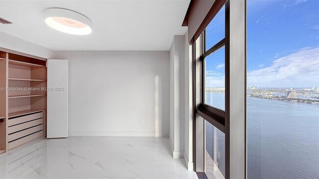 Building Photo - 700 NE 24th St