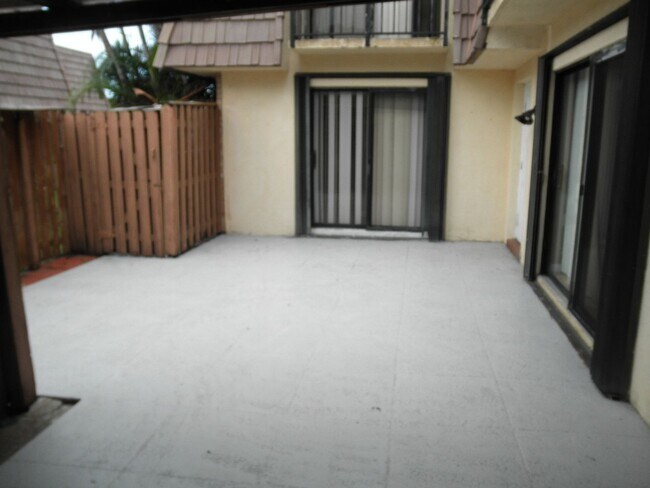 Building Photo - 571 Springdale Cir