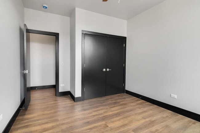 Building Photo - 6 E Downer Pl