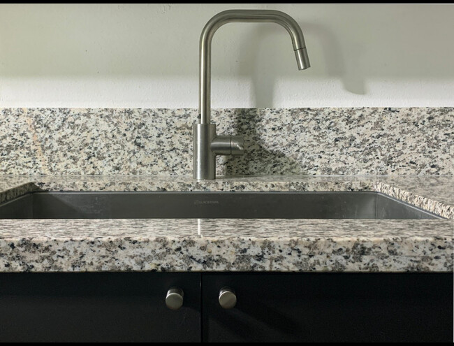 Granite Countertop - 700 Woodside Ln E