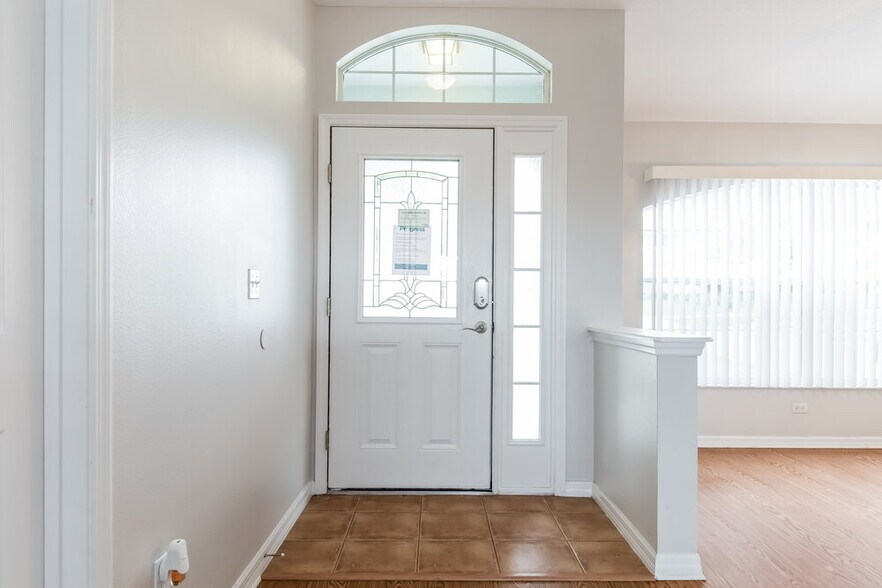 Building Photo - 819 Shore Breeze Way