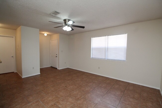 Building Photo - 2/1 Gulf Breeze Duplex! Pet friendly with ...