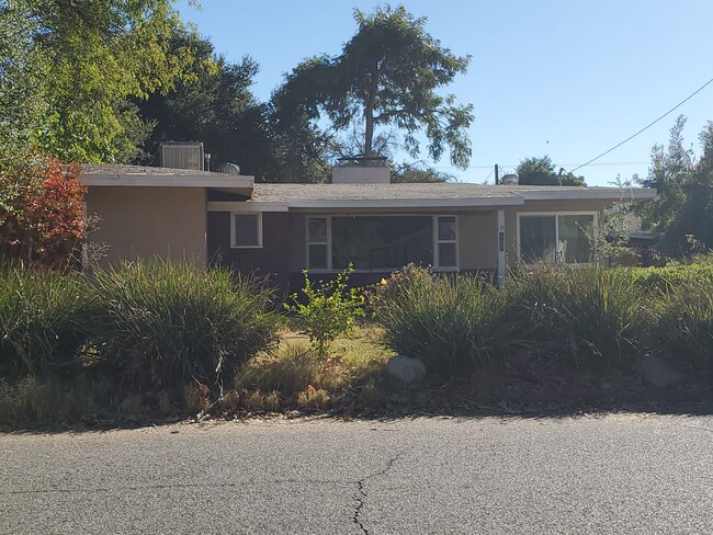 Building Photo - Vintage Meiners Oaks Home