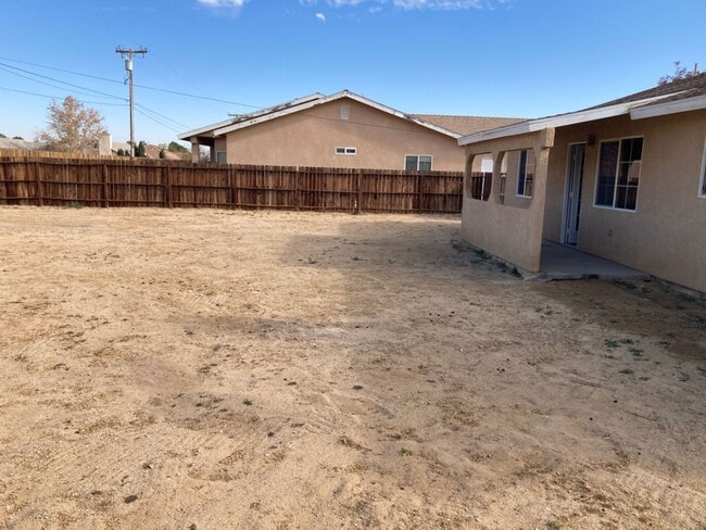 Building Photo - 3 bedroom / 2 bathroom house for RENT!