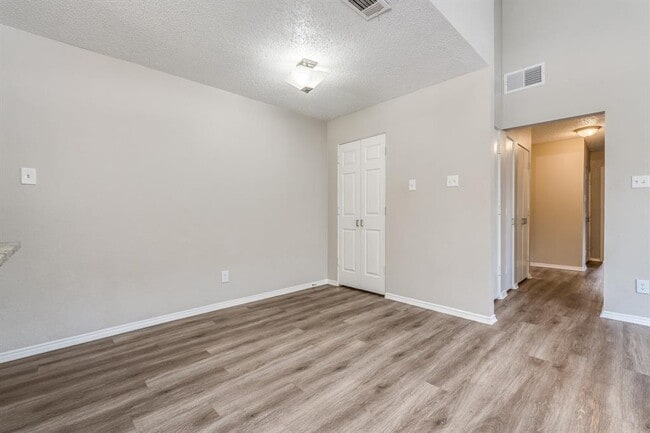 Building Photo - 1428 Lakecrest Dr