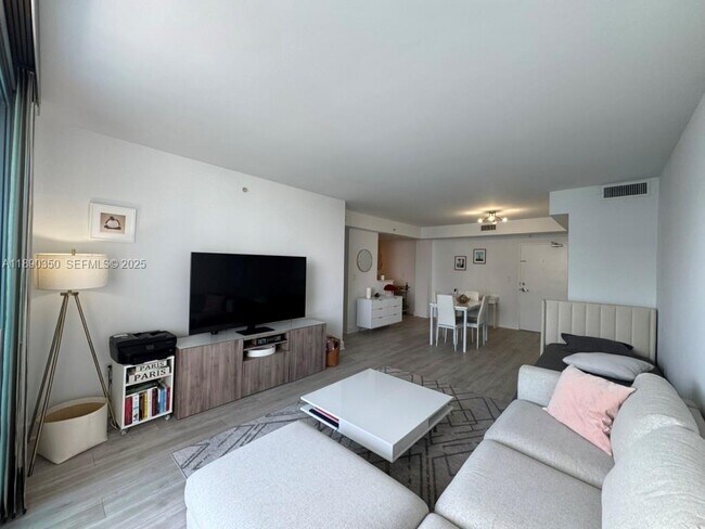 Building Photo - 7501 E Treasure Dr