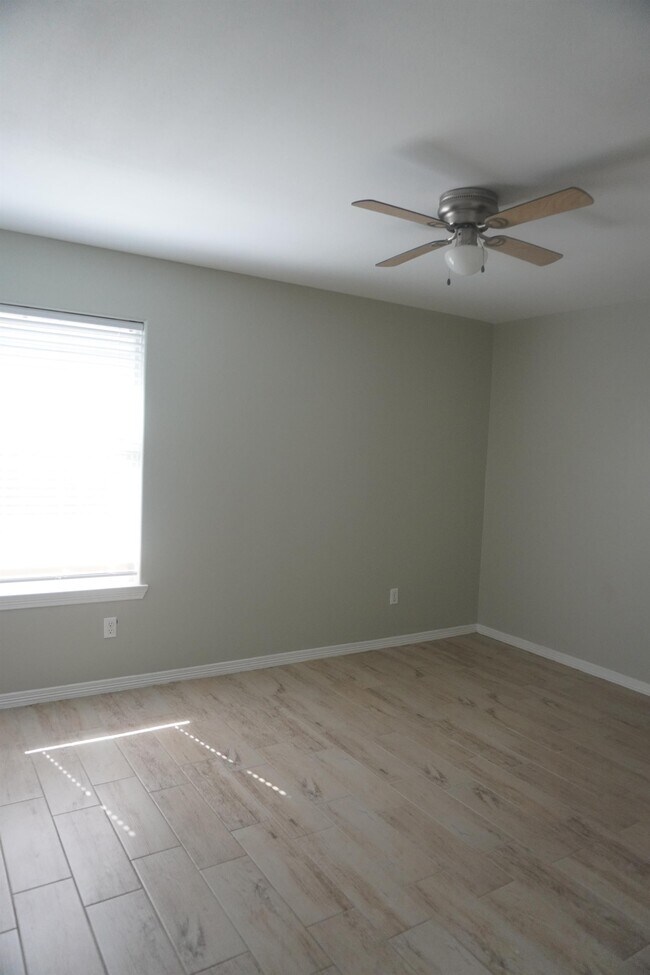 Building Photo - 2802 W Primrose Ave