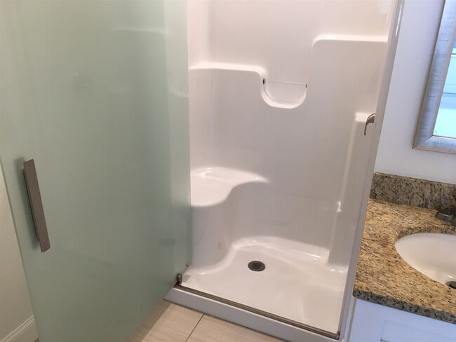 Building Photo - 875 Elm St