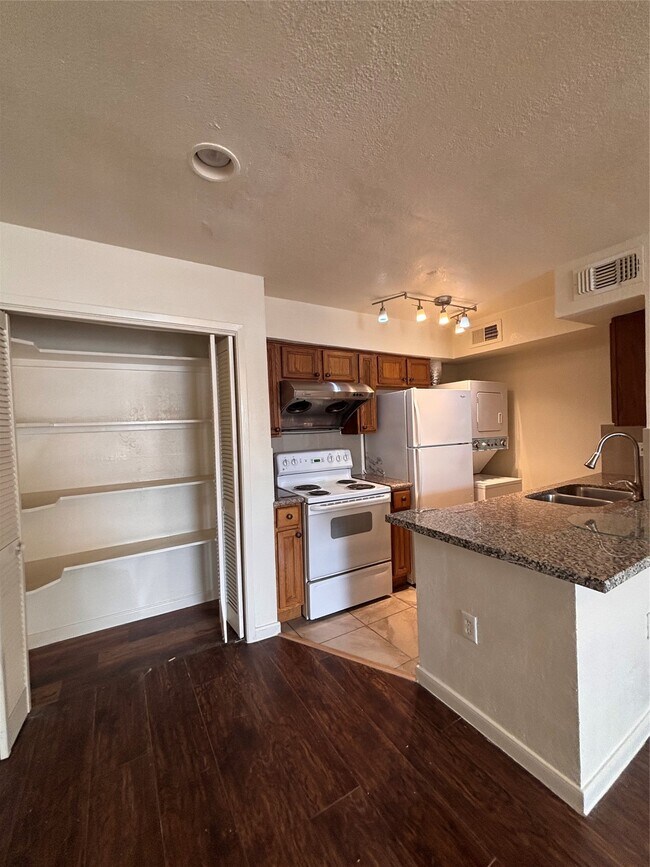 Building Photo - 2110 Wilcrest Dr