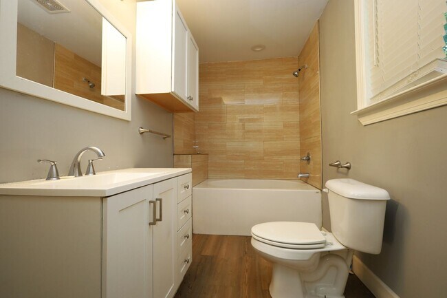 Building Photo - 522 1/2 Green Street