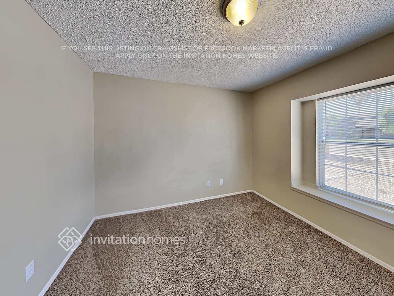 Building Photo - 1102 E Utopia Rd