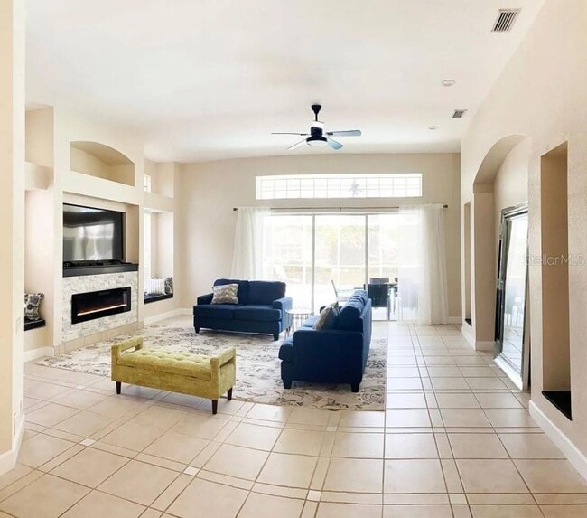 Building Photo - Rent a luxurious golf course lifestyle home in Sarasota, FL