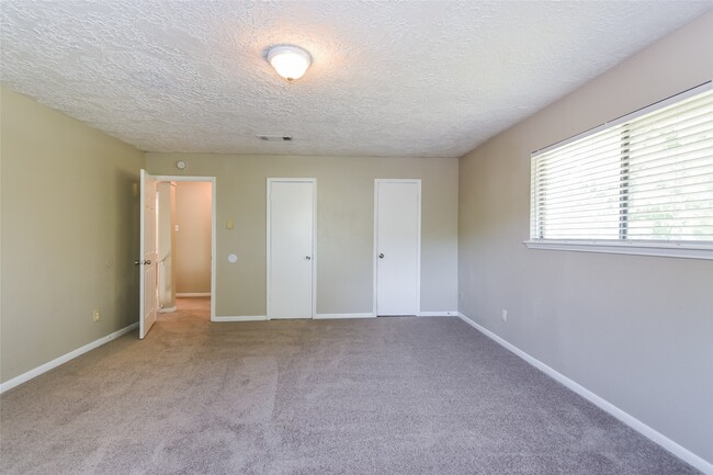 Building Photo - 2422 Hilton Head Dr