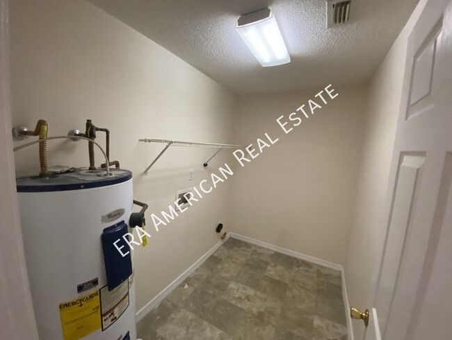 Building Photo - ***MOVE IN SPECIAL- First Full Month Rent ...