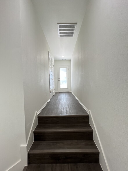Building Photo - 1018 S Benchmark Ln