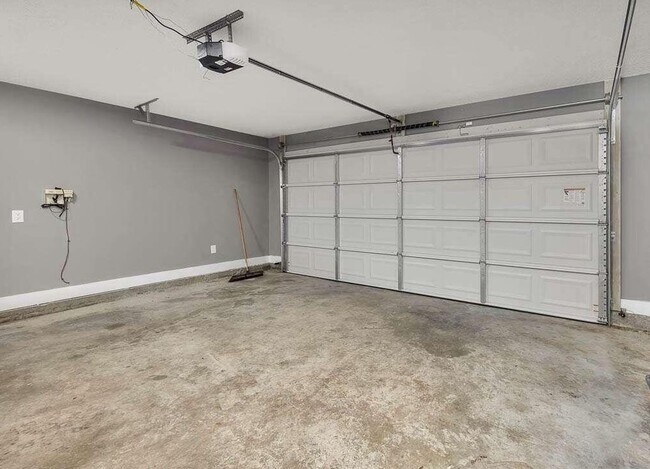 Building Photo - 4BR/2BA Home For Rent