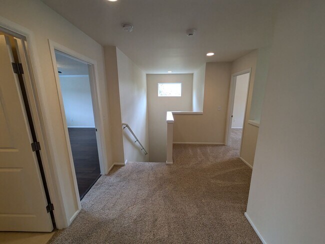 Building Photo - 3100 Eagle Loop NE