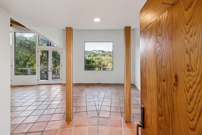 Building Photo - Charming 4BR Home Available in Private Portola Valley Cul de Sac