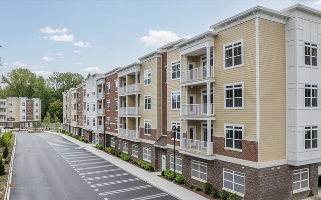 Building Photo - Luxury 1- & 2-Bedroom Apartments in Paramu...