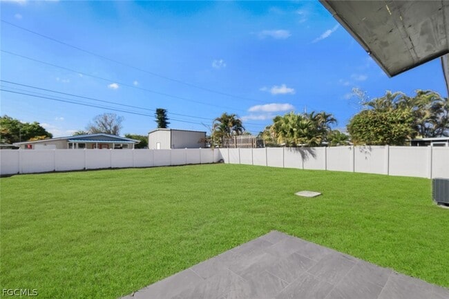 Building Photo - 1389 Pine Ave