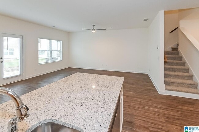 Building Photo - 585 The Heights Dr