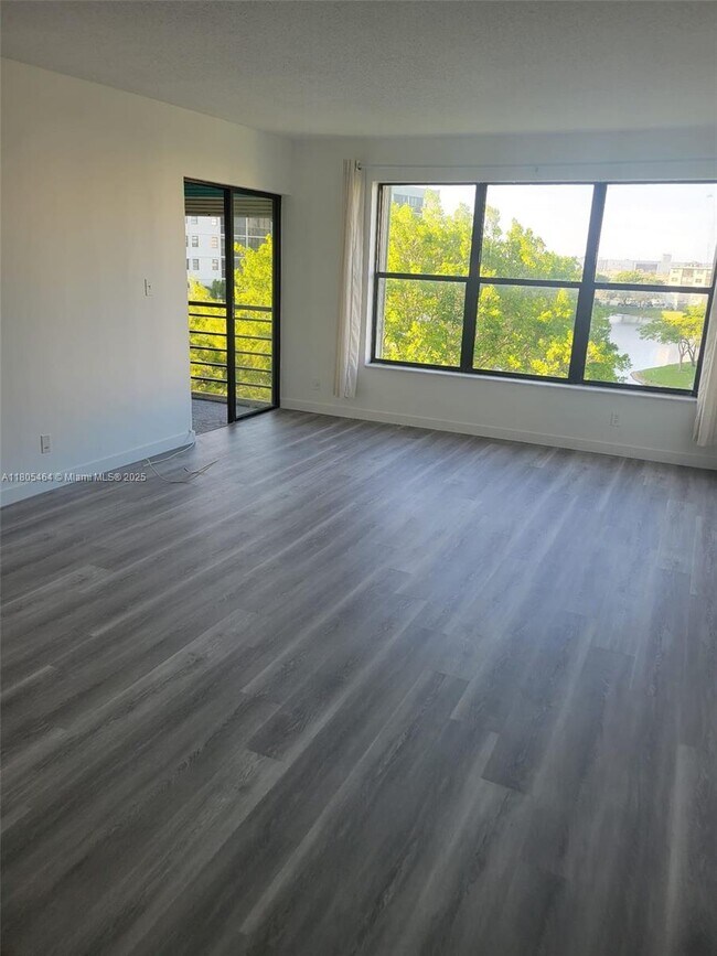 Building Photo - 3100 N Palm Aire Dr