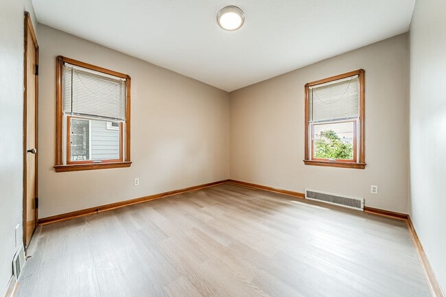 Building Photo - Beautiful 3 beds, 1.5 bathroom home with b...