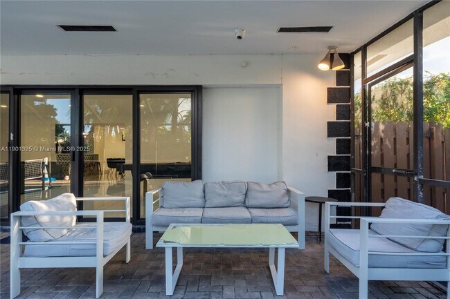 Building Photo - 1141 N North Lake Dr