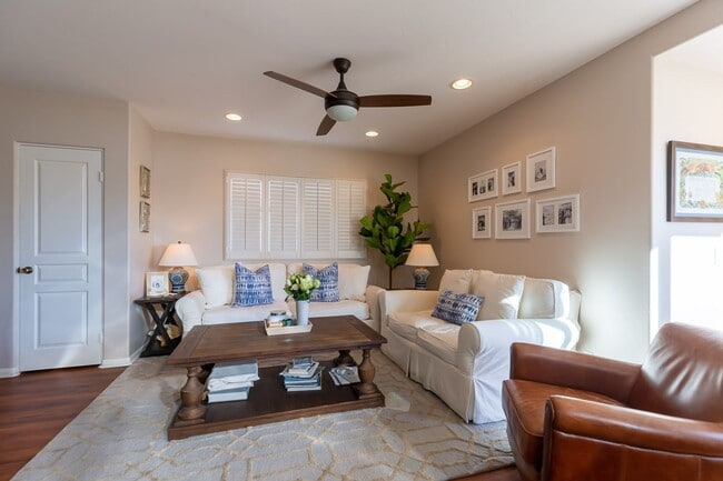 Building Photo - 2 Bed 2 Bath Condo (Avail. 12/1)