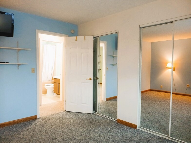 upstairs master - 15160 E Robin Ln