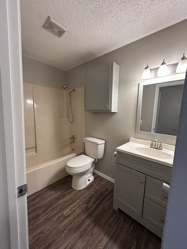Building Photo - 221 Brooke Lynn Dr