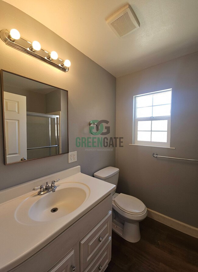 Building Photo - NOW AVAILABLE! 3 Bedroom, 1 Bathroom Home ...