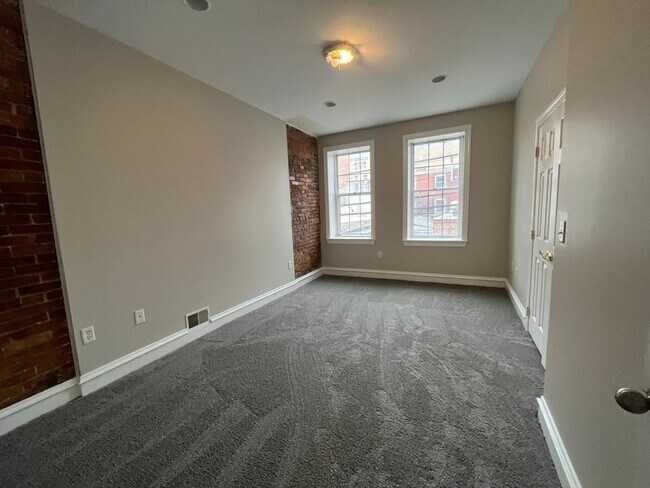 Building Photo - Spacious 4 Bedroom House in Southside Flats!