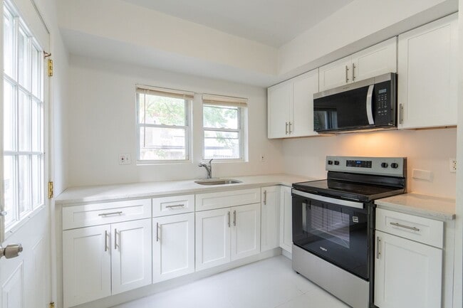 Building Photo - Newly rehabbed with central air