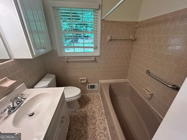 Building Photo - 729 Holly Dr