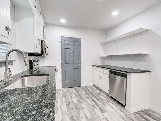 Building Photo - Freshly Renovated | 3 Bed | 2 Bath | Large...