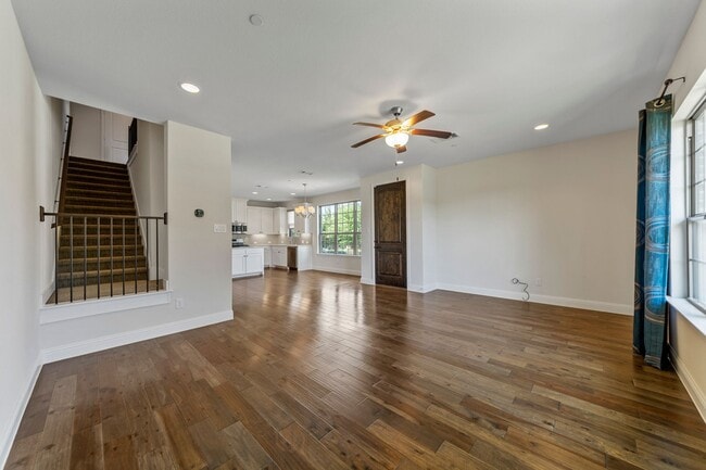 Building Photo - Luxury Townhouse
