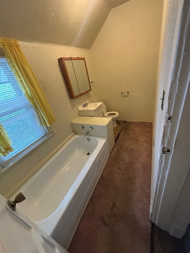 Building Photo - Spacious 3BD/1BA
