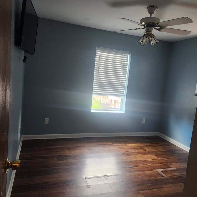 Building Photo - Spacious 5-Bed Retreat with Modern Updates in Aurora. Included - Greenhouse and Shed!