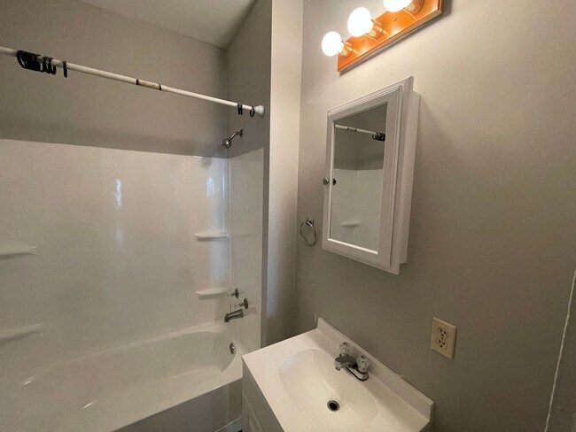 Building Photo - Rivermont Apartment